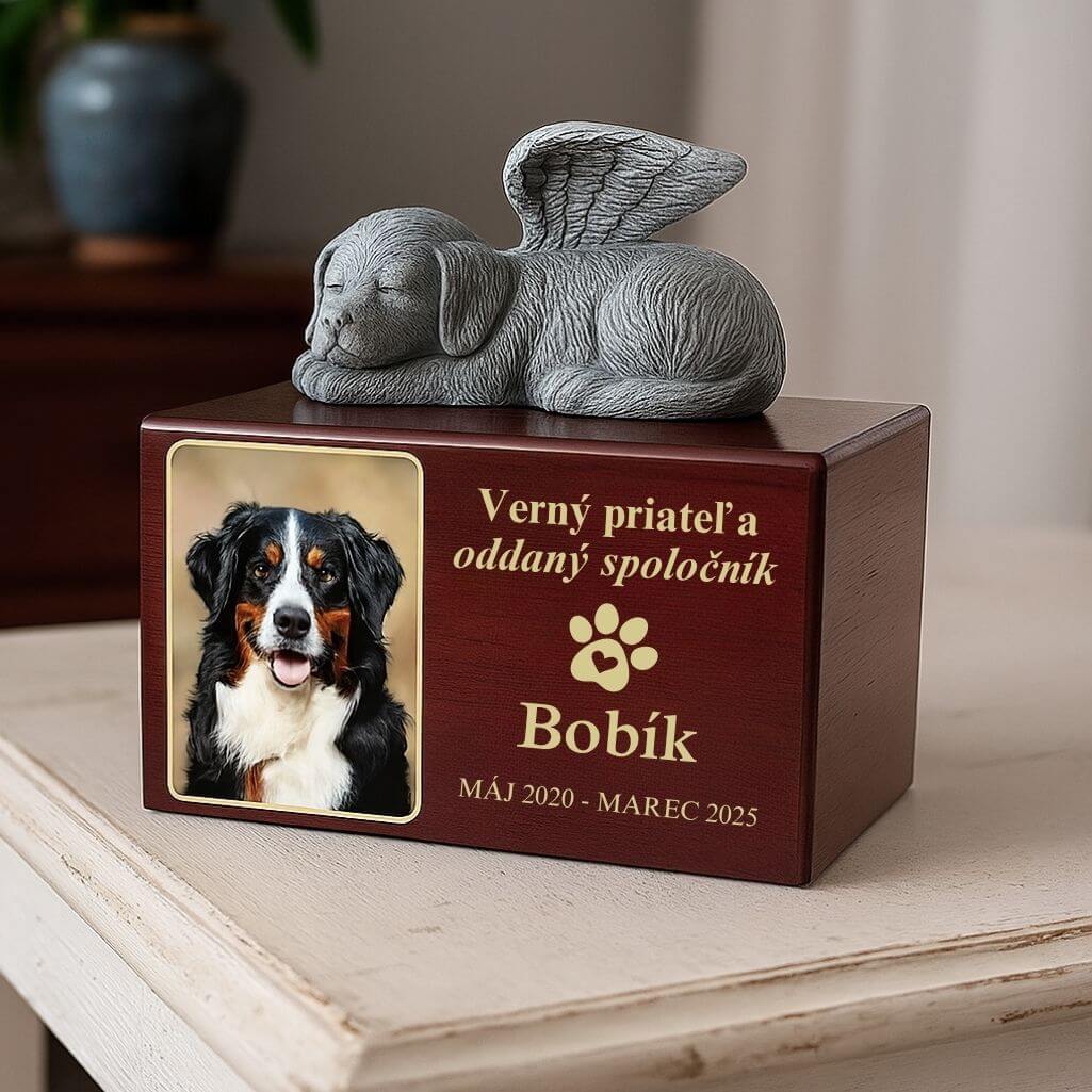 Personalizovaná drevená urna pre psa so soškou psíka s anjelskými krídlami, fotografiou, menom, dátumami a spomienkovým odkazom