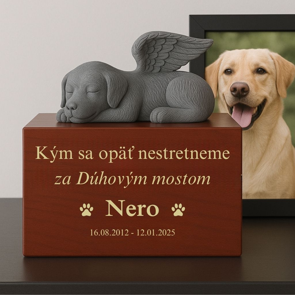 Personalizovaná drevená urna pre psa so soškou psíka s anjelskými krídlami, menom, dátumami a spomienkovým odkazom