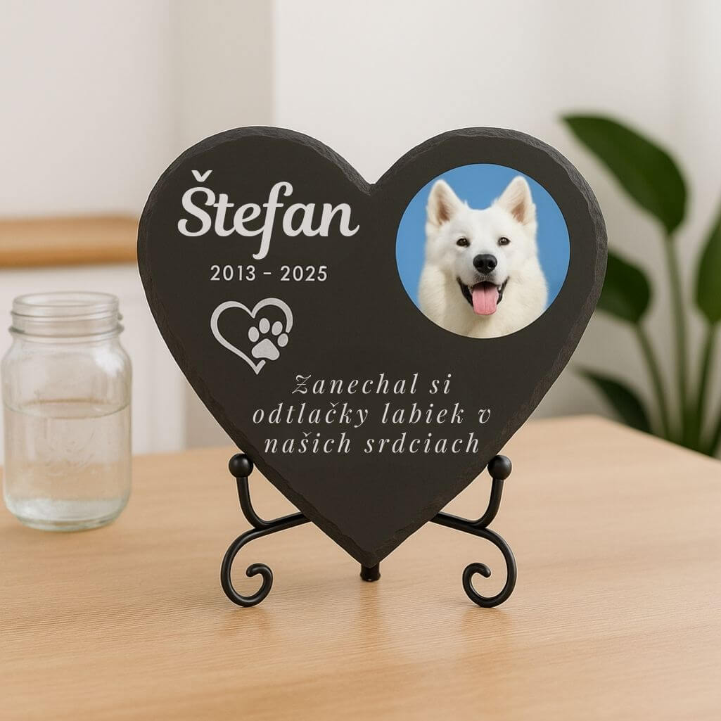 Personalizovaná bridlicová plaketa na pamiatku psa v tvare srdca s fotografiou, gravírovaným menom, dátumami a odkazom