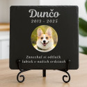 Personalizovaná štvorcová bridlicová plaketa na pamiatku psa s fotografiou, gravírovaným menom, dátumami a spomienkovým odkazom