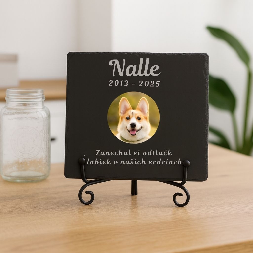 Personalizovaná štvorcová bridlicová plaketa na pamiatku psa s fotografiou, gravírovaným menom, dátumami a spomienkovým odkazom